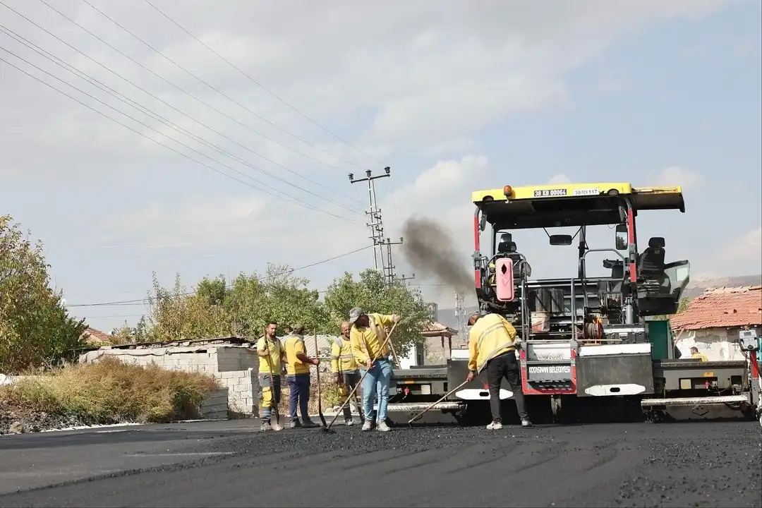 Kocasinan’da Yol Yenileme Çalışmalarıyla Trafiğe Konfor Sağlanıyor 1 Kocasinan’da Yol Yenileme Çalışmalarıyla Trafiğe Konfor Sağlanıyor