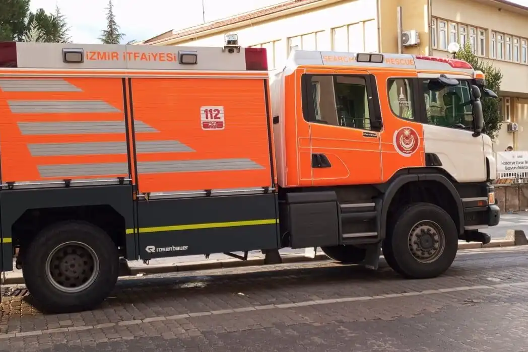 İzmir İtfaiyesi’nden Sındırgı’daki Deprem Bölgesine Destek