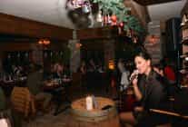 Mahzen 1960da Lezzet ve Muzik Ruzgari Bir Arada