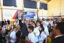 baskan aydin hasat zamaninda ciftcilerle bulustu