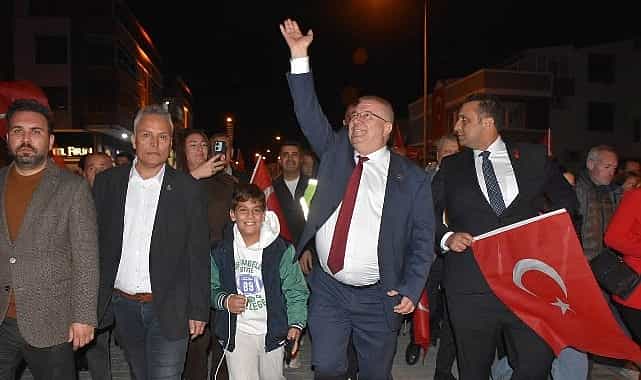 Cumhuriyet’in 102. Yıldönümü Edremit’te coşkuyla kutlandı 1 cumhuriyetin 102 yildonumu edremitte coskuyla kutlandi