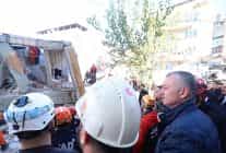 ekipler enkazdan gelen sese ulasmaya calisiyor