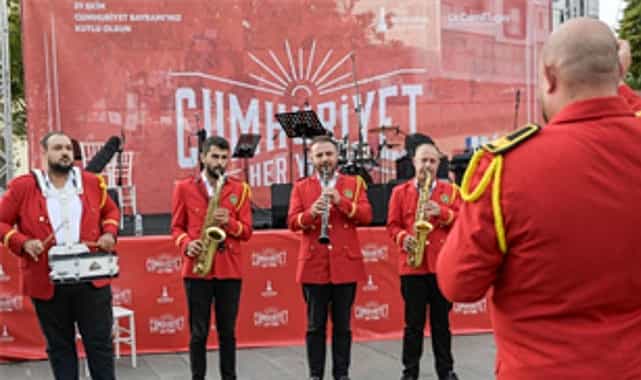 izmirde cumhuriyet coskusu basladi