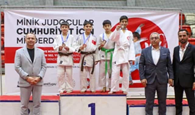 Minik sporcular Cumhuriyet için ter döktü 1 minik sporcular cumhuriyet icin ter doktu