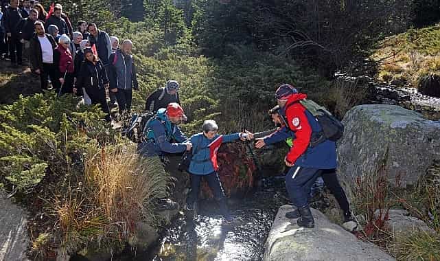 Uludağ’da yüzlerce kişi Cumhuriyetin izinde yürüdü 1 uludagda yuzlerce kisi cumhuriyetin izinde yurudu