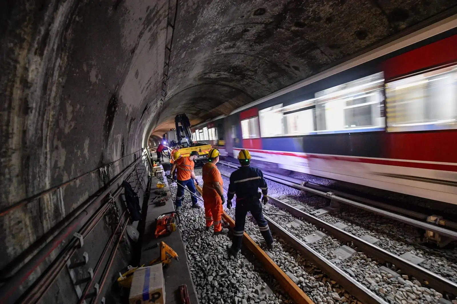 İzmir Metrosu’nda Gece Mesaisi: Raylar Yenileniyor 1 İzmir Metrosu’nda Gece Mesaisi: Raylar Yenileniyor