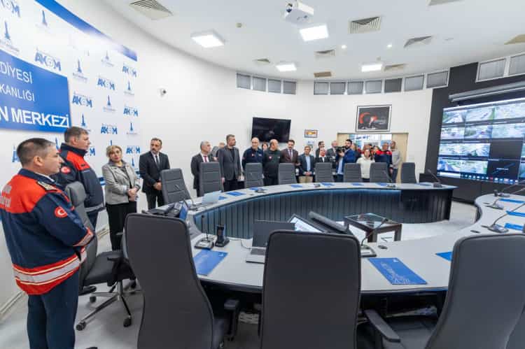 İzmir’de 139 yeni itfaiyeci göreve başladı