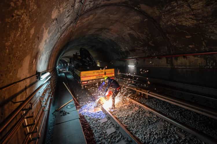 İzmir Metrosu’nda Gece Mesaisi: Raylar Yenileniyor