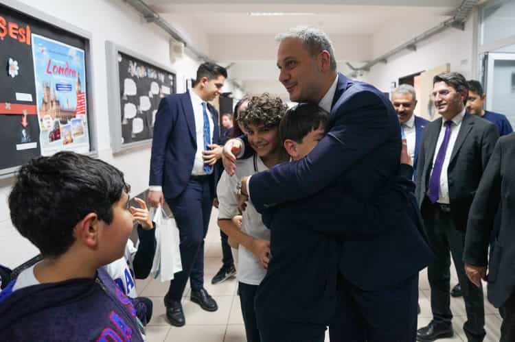 Beylikdüzü’nde 4 Binden Fazla Fidan Öğretmenler İçin Toprakla Buluştu