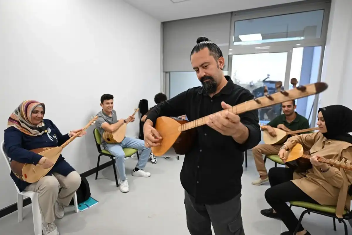 Mersin’de Sanatseverler Ücretsiz Enstrüman Kurslarına Akın Ediyor