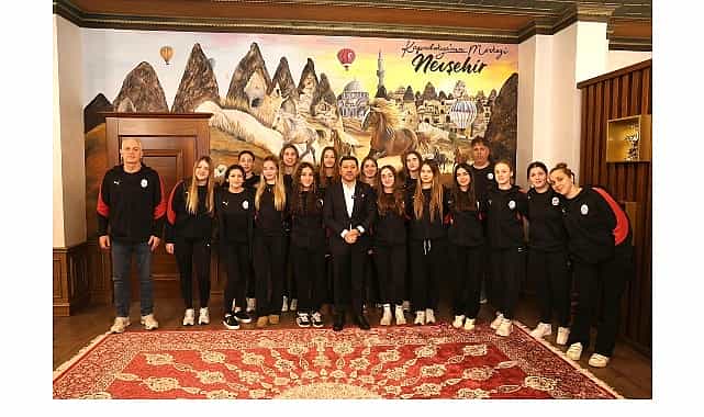 belediye baskani rasim ari galatasaray sutopu kadin takimini agirladi