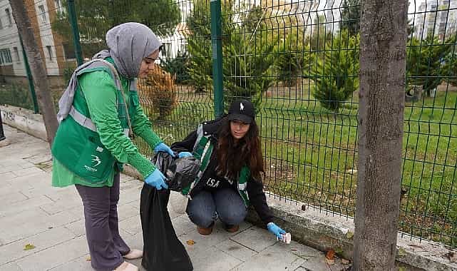 beylikduzunde ogrencilerden cevre bilinci icin ornek davranis