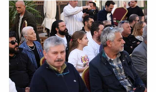 cesme belediyesi balikcilar ve terziler sokagi yenileme projesini esnafla paylasti