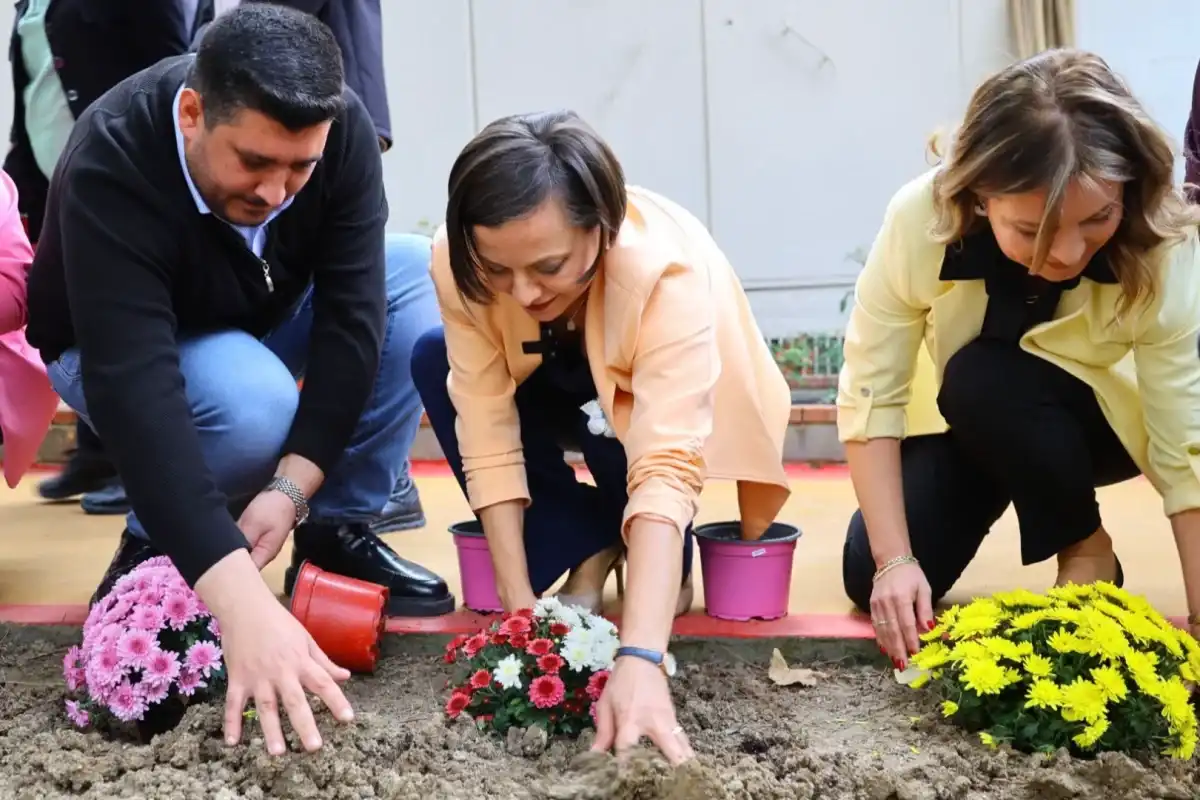 Karabağlar’da Park Yenileme Çalışmaları Sürüyor
