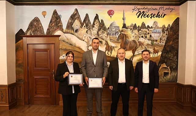 “İlmek İlmek Türkiye” Halı Motifi Vali Fidan’a Armağan Edildi 1 ilmek ilmek turkiye hali motifi vali fidana armagan edildi