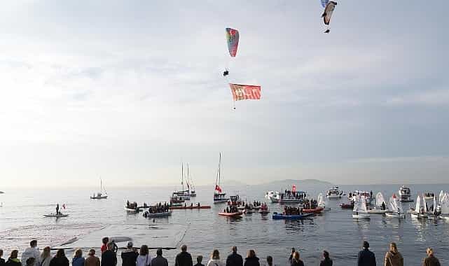kadikoyde binlerce kisi ataya saygi zinciri olusturdu