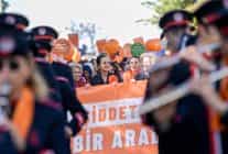 kadina siddete karsi turuncu yuruyus