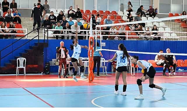 kemer belediye voleybolculari buyuk alkis topladi