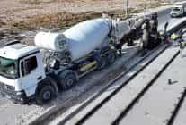 konya buyuksehir yeni tramvay hatti insaatinda trafigi kapatmadan ornek bir sistemle beton bariyer yapiyor