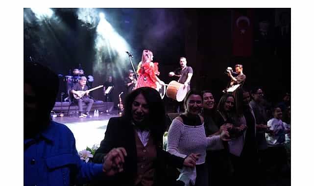 ogretmenlere muzik ziyafetiyle 24 kasim tesekkuru