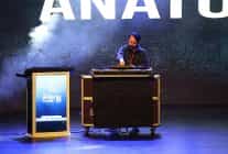 yapay zeka kongre merkezinde muzikle costu