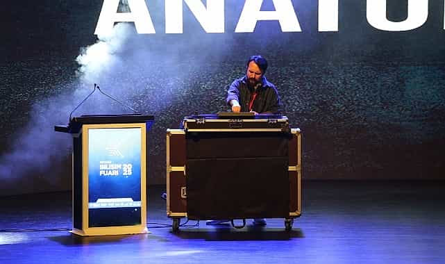 yapay zeka kongre merkezinde muzikle costu