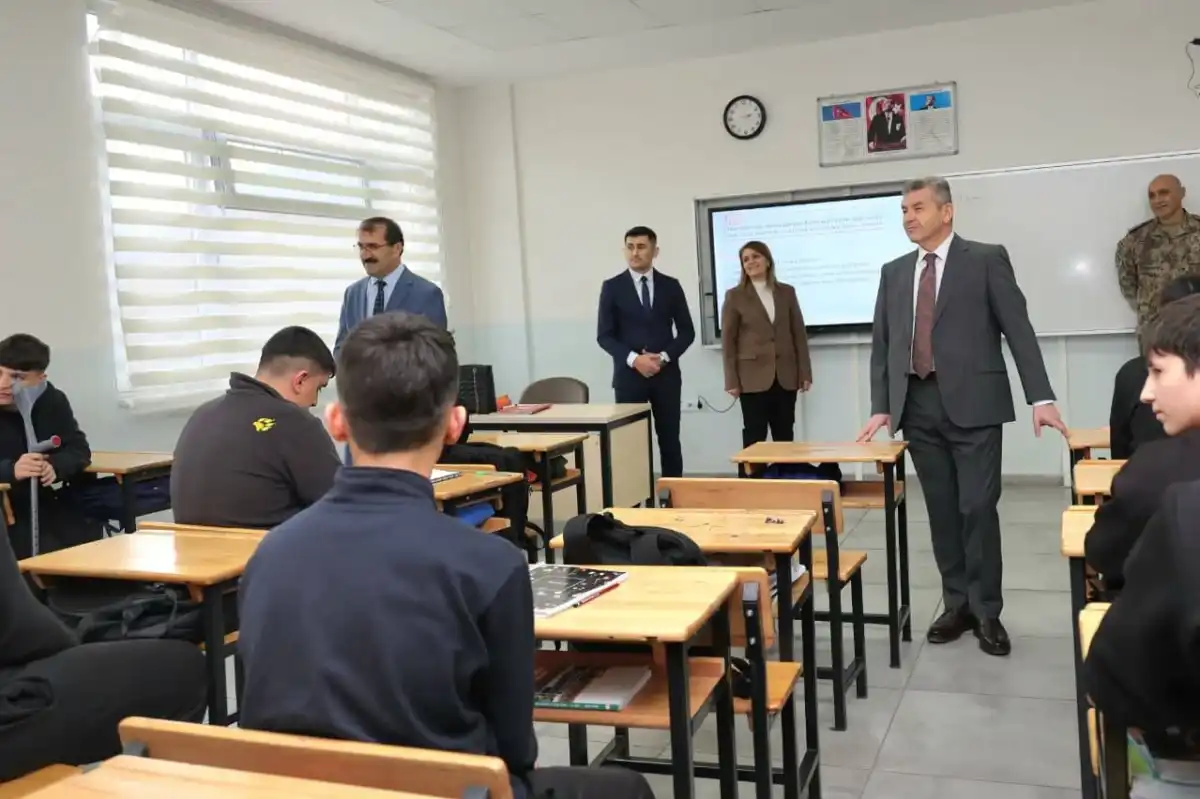 Artvin Valisi Ergün Okulları Ziyaret Etti