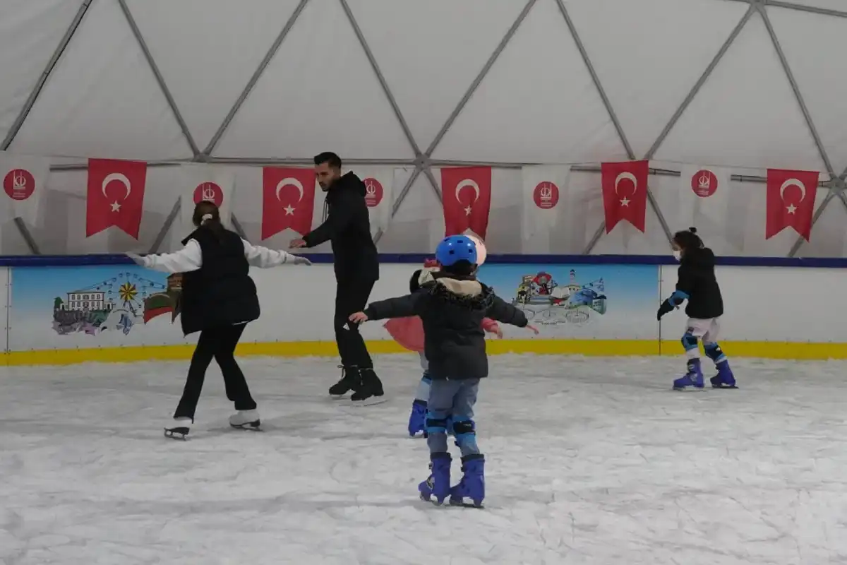 Ankara Keçiören’de Ücretsiz Buz Pateni Keyfi Yoğun İlgi Görüyor 1 Ankara Keçiören’de Ücretsiz Buz Pateni Keyfi Yoğun İlgi Görüyor