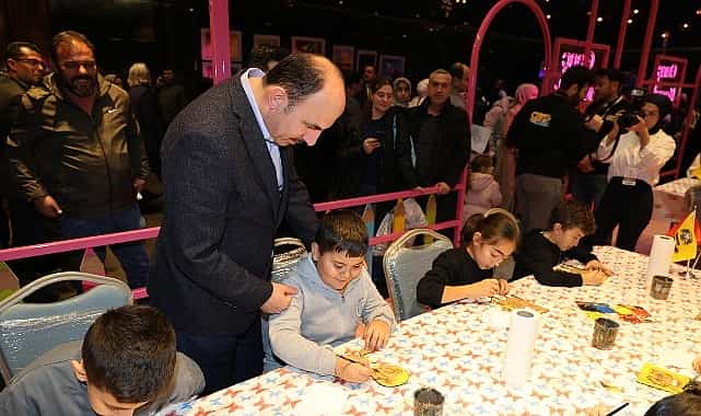 baskan altay 17 altin dokunuslar festivalinde ziyaretcilerle ve cocuklarla bulustu
