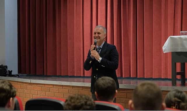 baskan taban genclere kulak veriyor