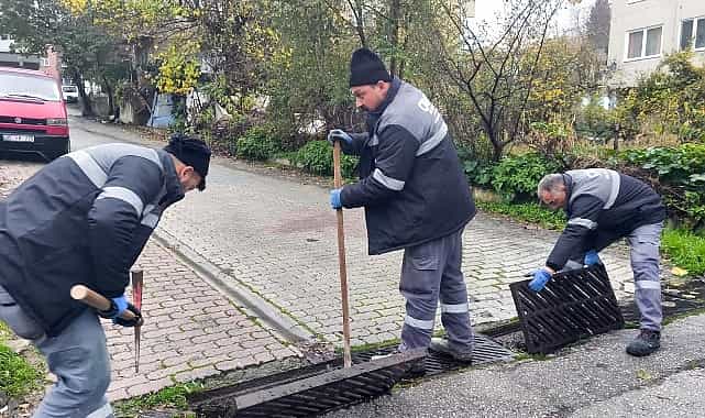 canik belediyesi ekipleri sahada mazgallar tek tek temizleniyor