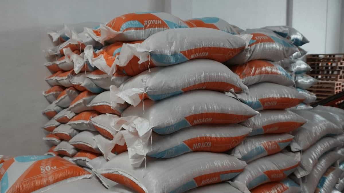 Sındırgılı Depremzede Çiftçilere Hayvan Yemi Yardımı