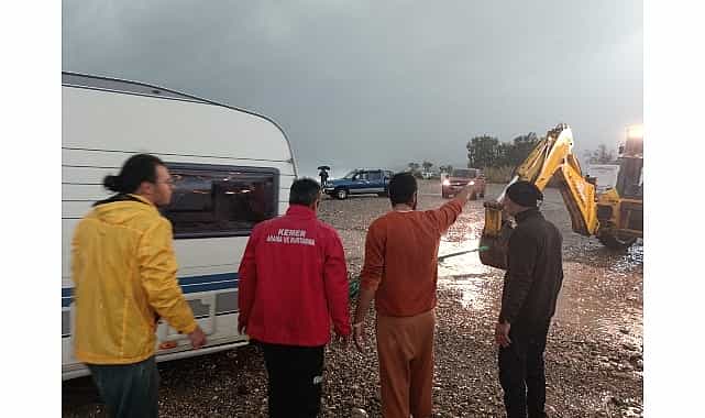 karavanlarinda mahsur kalan turistler kurtarildi