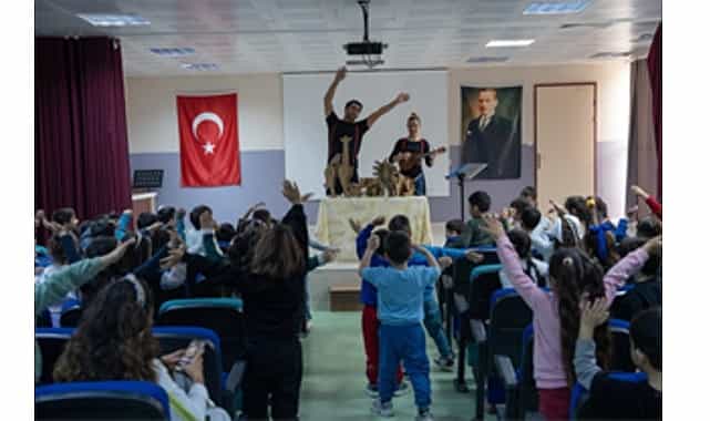 kendini arayan zurafa bucada miniklerle bulustu