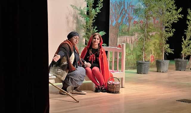 kirmizi baslikli kiz muzikali keciorende cocuklarla bulustu