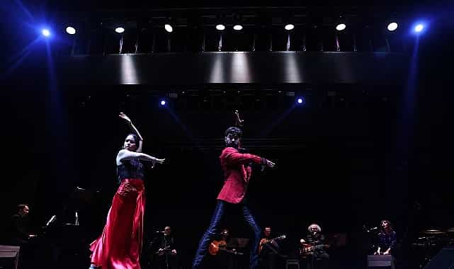 mavi siyahtan ritim ve zerafetin bulustugu unutulmaz gece