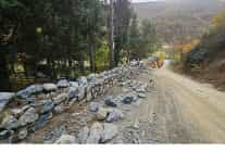 mezarliklara 6 bin metrekup tas duvar insa ediliyor