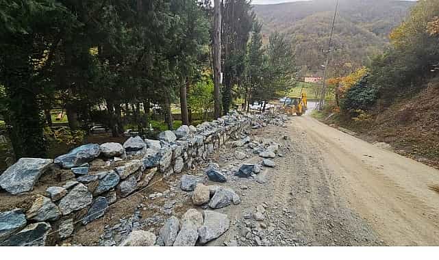 mezarliklara 6 bin metrekup tas duvar insa ediliyor