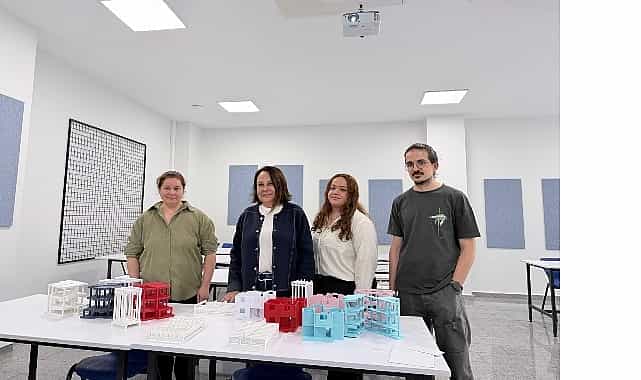 ogrenciler yapiyi 3d kitlerle ogreniyorlar