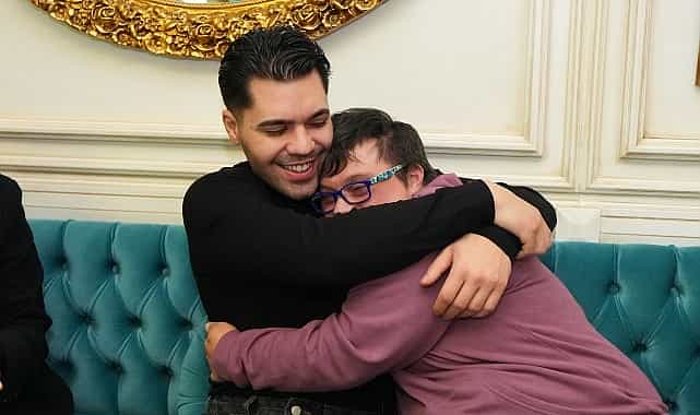 sanatci emir can igrek uskudar tebessum kahvesini ziyaret etti