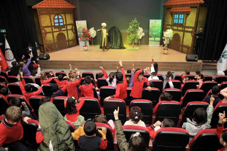 Karatay Öğrencileri Tiyatro ile Buluştu
