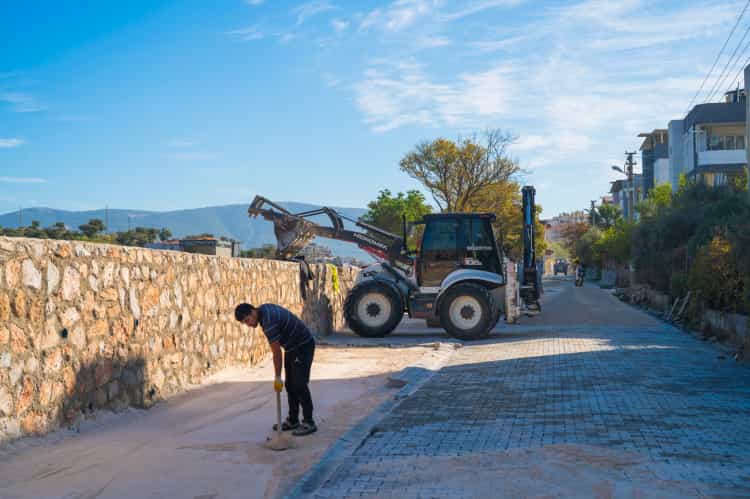 Muğla Milas’ta Doğalgaz Çalışmaları Sonrası Yollar Onarılıyor
