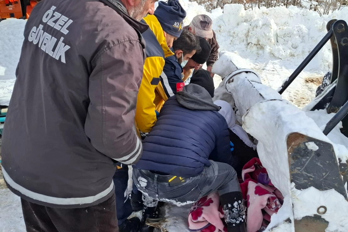 Malatya’da Kar Nedeniyle Mahsur Kalan Araç ve Vatandaşlara Müdahale 1 Malatya’da Kar Nedeniyle Mahsur Kalan Araç ve Vatandaşlara Müdahale