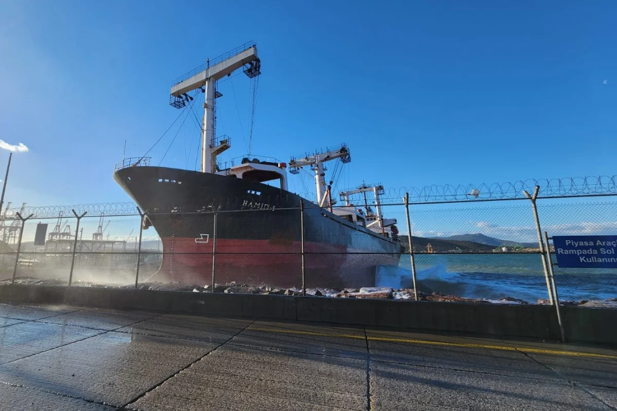 Ege’de Kuruyük Gemisi Karaya Otururken 18 Denizci Tahliye Edildi