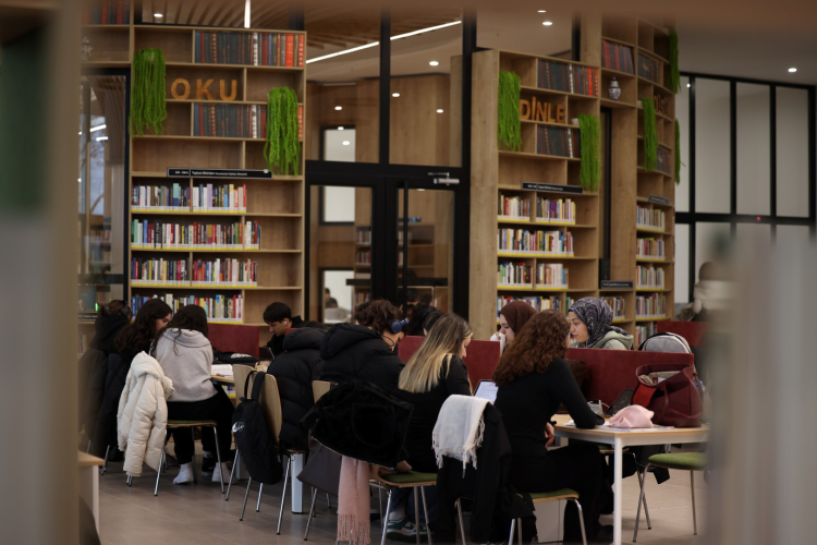 Kocaeli’de Göl Manzaralı Kütüphane İlgi Görüyor