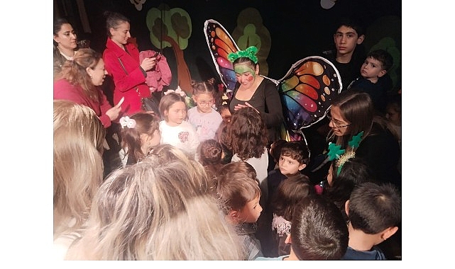 ayvalik belediye tiyatrosunun yeni cocuk oyununa yogun ilgi