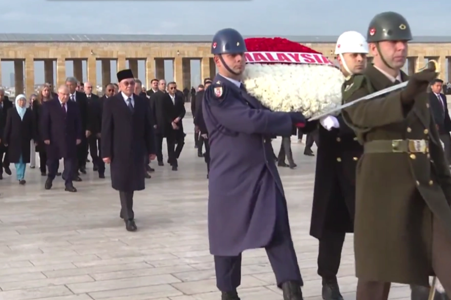 Malezya Başbakanı Enver İbrahim Anıtkabir’de 1 Malezya Başbakanı Enver İbrahim Anıtkabir’de