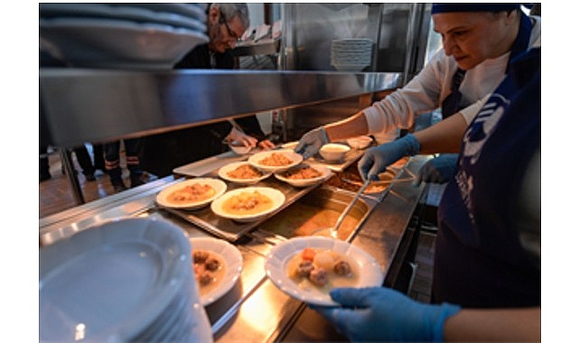 izmirde bir tabak yemekle hayatlar isiniyor