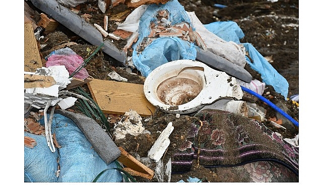 kacak dokulen yuzlerce ton atik temizleniyor