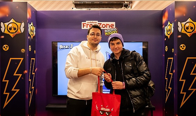 Oyunseverler Vodafone Mağazasında 5G Farkıyla Brawl Stars Oynadı 1 oyunseverler vodafone magazasinda 5g farkiyla brawl stars oynadi